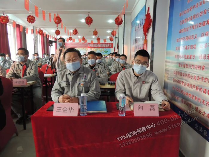 生產(chǎn)副總王副總（左）、新益為咨詢向老師（右）